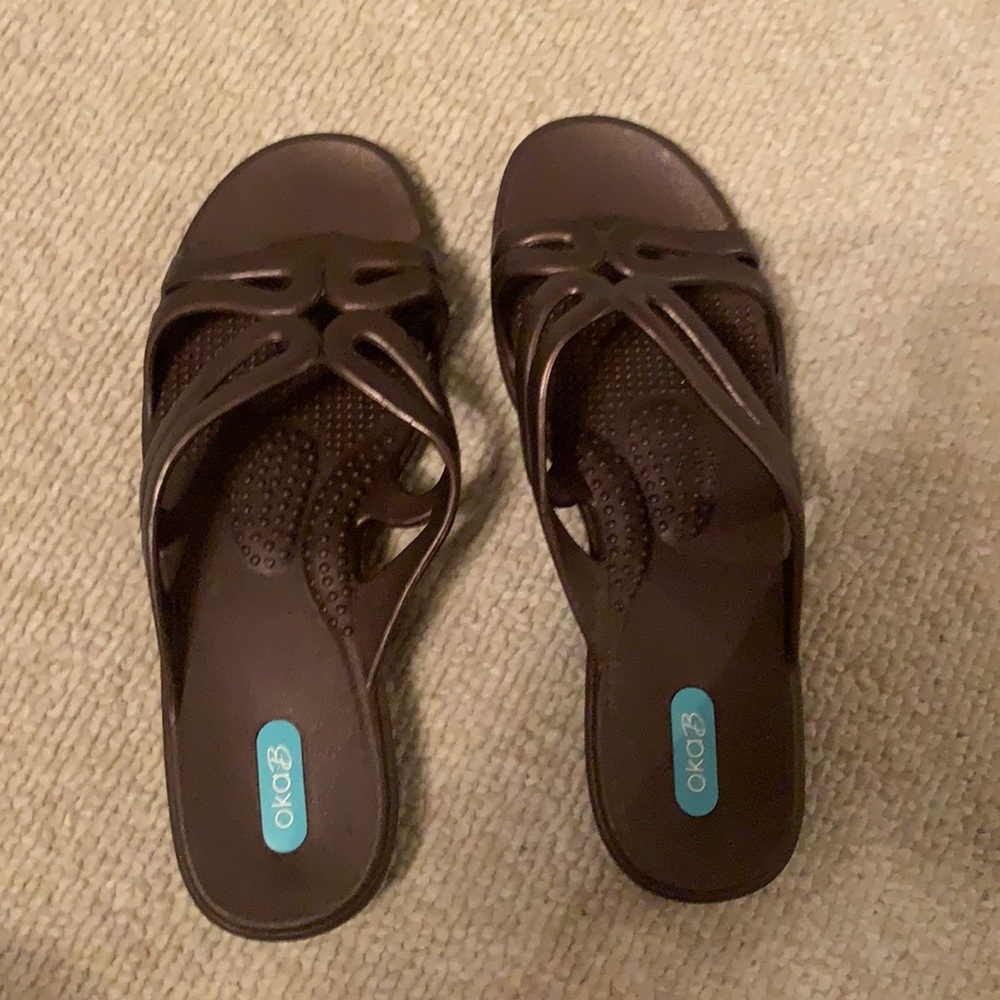 Trendy form fitting sandals